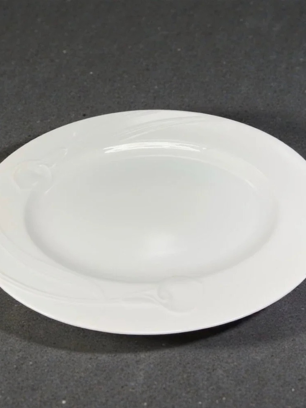 Elegant White Ceramic Bowl - Minimal Glass Art Style